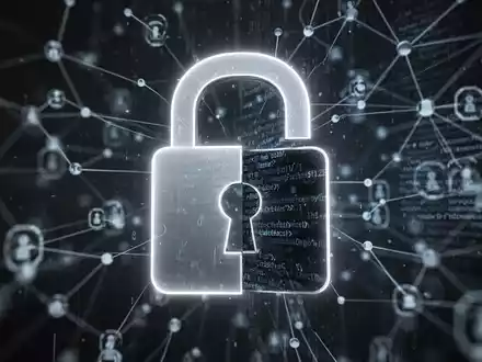Ein stilisiertes, leuchtendes digitales Vorhängeschloss über einem unscharfen Hintergrund aus Netzwerkverbindungen und Datenströmen. - Foto: über boerse-global.de