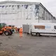 Transportboxen wurden verladen.  - Bild: Heiko Rebsch/dpa