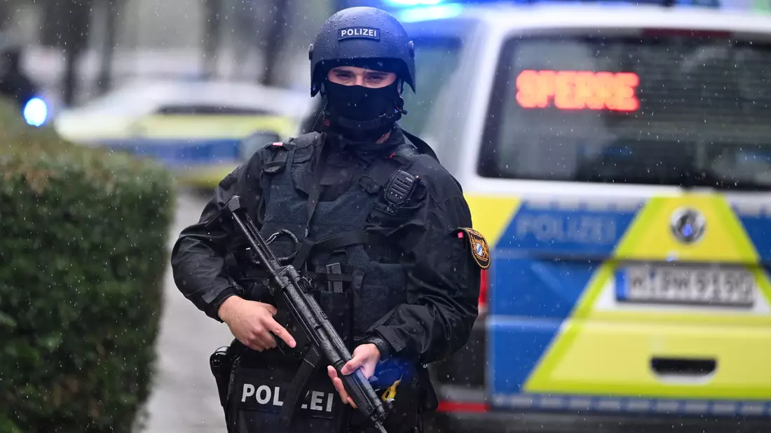 Wegen der Bedrohungslage waren auch schwer bewaffnete Polizisten im Einsatz.  - Bild: Sven Hoppe/dpa