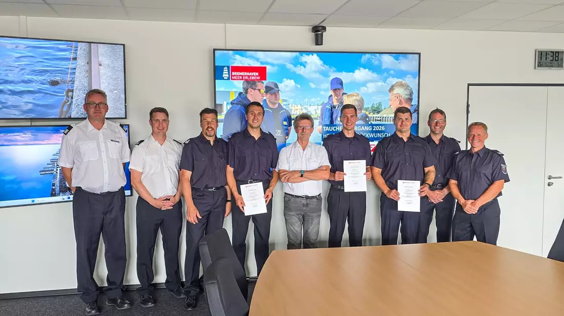 FW Bremerhaven: Drei neue Feuerwehrtaucher für Bremerhaven - Bild: presseportal.de