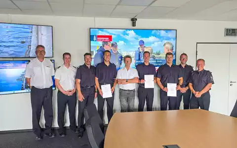 FW Bremerhaven: Drei neue Feuerwehrtaucher für Bremerhaven - Foto: presseportal.de