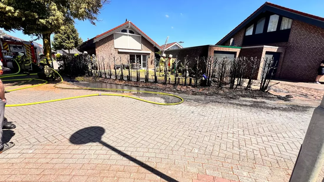 FW Xanten: Feuerwehr verhindert Übergreifen eines Heckenbrandes - Bild: presseportal.de