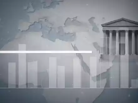Ein stilisierter, horizontaler Balkengrafik, der eine Seitwärtsbewegung des Marktes darstellt, mit angedeuteten Iran- und Fed-Symbolen im Hintergrund. - Foto: über boerse-global.de