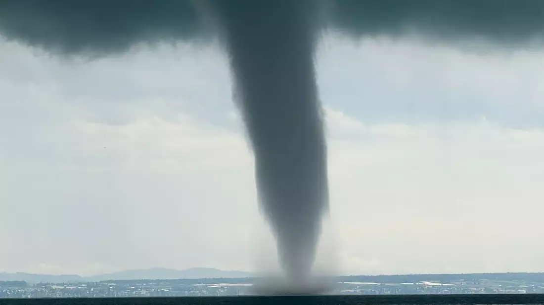 Am Mittwochmittag hat sich ein Tornado auf dem Bodensee vor Friedrichshafen gebildet.  - Bild: Kraus/swd-medien/dpa