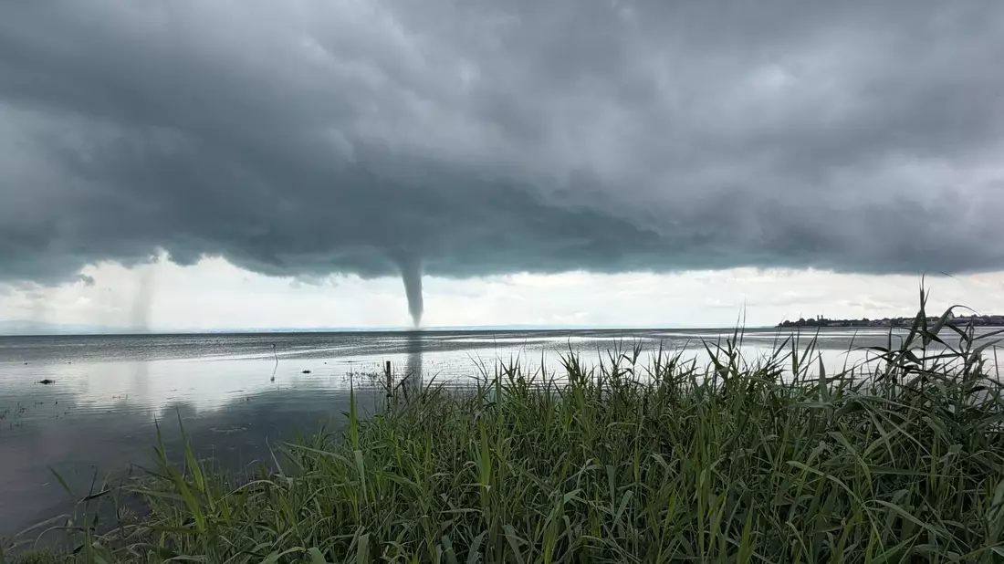 In dem Tornado, der rund 15 Minuten auftrat, bildeten sich Geschwindigkeiten von schätzungsweise 100 bis 150 Kilometern pro Stunde, wie der DWD mitteilte. - Bild: Kraus/swd-medien/dpa