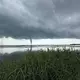 In dem Tornado, der rund 15 Minuten auftrat, bildeten sich Geschwindigkeiten von schätzungsweise 100 bis 150 Kilometern pro Stunde, wie der DWD mitteilte. - Bild: Kraus/swd-medien/dpa