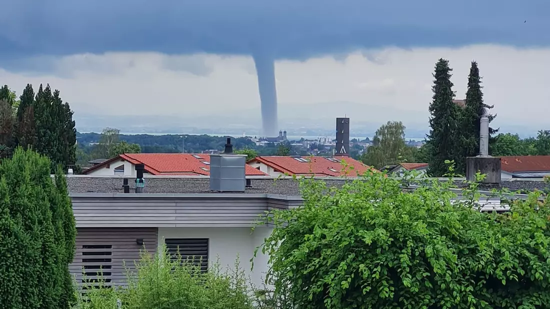 Der Tornado zog dann in Richtung Lindau ab.  - Bild: Niklas Büchele/dpa