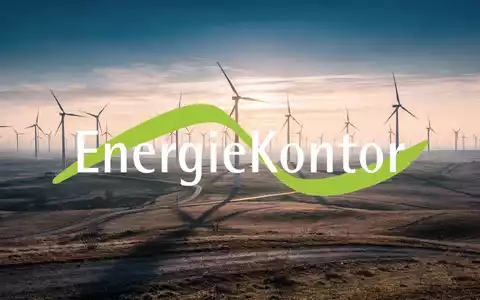 Windpark bei Sonnenaufgang, eine Turbine leicht versetzt, lange Schatten. Stellt Timing-Risiko im Energiesektor dar. - Foto: über boerse-global.de
