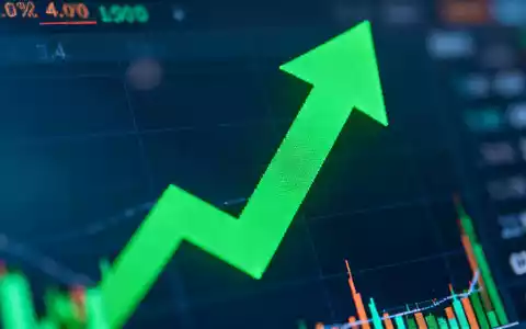 Grüner Pfeil auf einem digitalen Finanzdisplay, der einen Aktienkurs-Rebound von Aventis Energy symbolisiert. - Foto: über boerse-global.de
