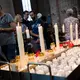 Zahlreiche Menschen gedenken der Getöteten. - Bild: Moritz Frankenberg/dpa