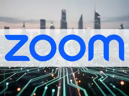 Abstrakte Darstellung des Technologiesektors mit digital verbundenen Wegen und einer verschwommenen Stadtsilhouette bei Sonnenuntergang, die Innovation und Wachstum symbolisiert. - Foto: über boerse-global.de
