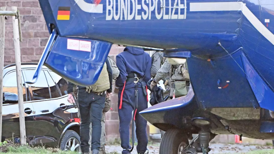 In einem Hubschrauber der Bundespolizei wurde der Verdächtige im November nach Karlsruhe gebracht. (Archivbild) - Bild: Uli Deck/dpa