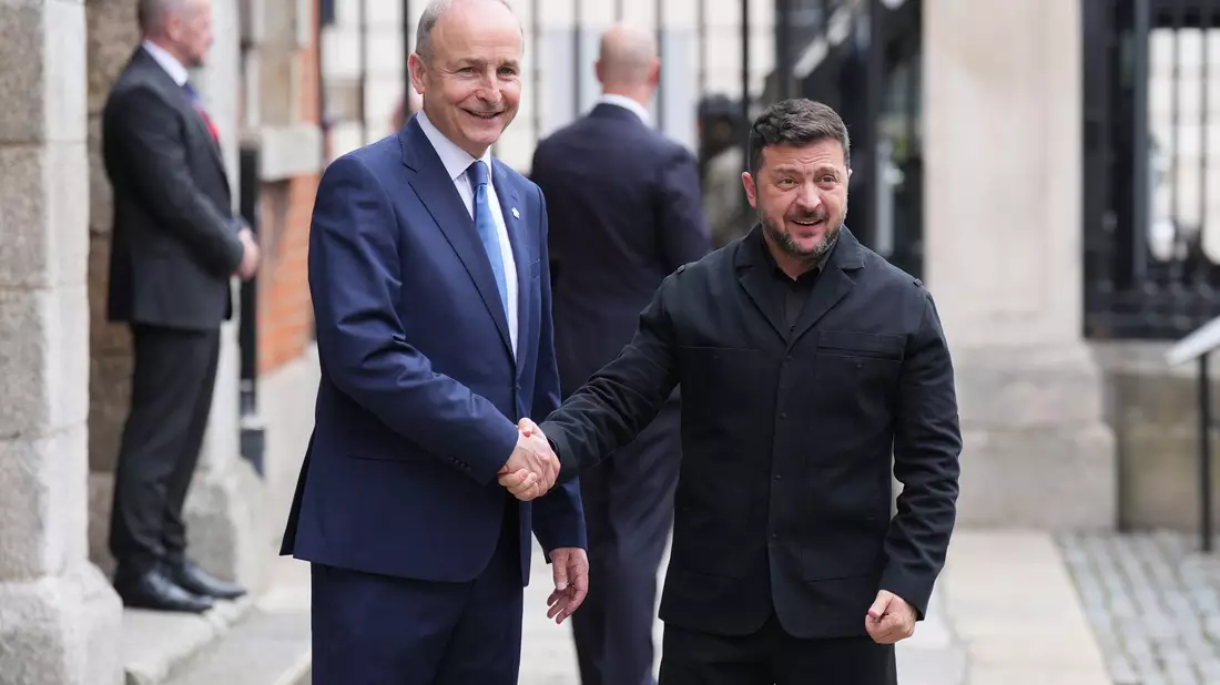 Der ukrainische Präsident Wolodymyr Selenskyj (r) reiste als Ehrengast zu Eröffnungsfeier nach Dublin. Er wurde von Regierungschef Micheál Martin begrüßt. - Bild: Niall Carson/PA Wire/dpa
