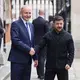 Der ukrainische Präsident Wolodymyr Selenskyj (r) reiste als Ehrengast zu Eröffnungsfeier nach Dublin. Er wurde von Regierungschef Micheál Martin begrüßt. - Bild: Niall Carson/PA Wire/dpa