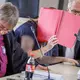 Die Angeklagte (verdeckt) schweigt bislang zu den Vorwürfen.  - Bild: Jens Büttner/dpa