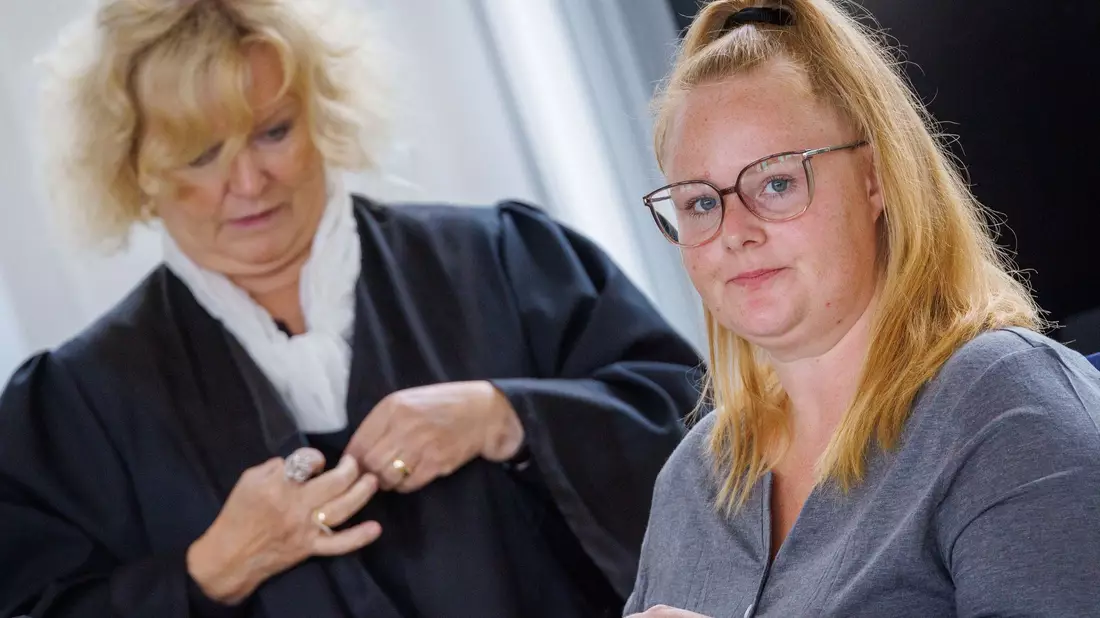 Fabians Mutter (rechts) nimmt mit ihrer Rechtsanwältin Christine Habetha (links) als Nebenklägerin an dem Prozess teil.  - Bild: Jens Büttner/dpa