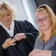 Fabians Mutter (rechts) nimmt mit ihrer Rechtsanwältin Christine Habetha (links) als Nebenklägerin an dem Prozess teil.  - Bild: Jens Büttner/dpa