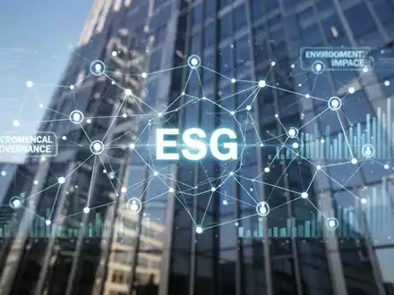 Eine digitale ESG-Daten-Überlagerung mit Linien und leuchtenden Punkten auf einer verschwommenen modernen Bürogebäudefront. - Foto: über boerse-global.de