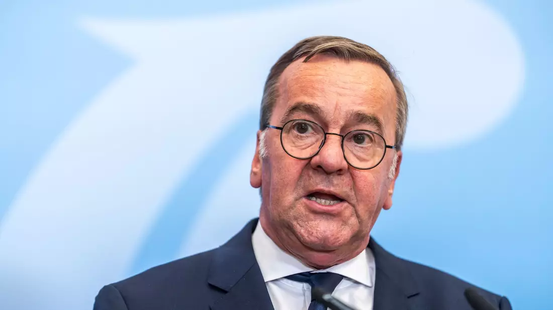 «Im Augenblick gibt es kein Szenario (...), dass der Korken schnell aus der Flasche kommt», sagt Verteidigungsminister Boris Pistorius. - Bild: Michael Kappeler/dpa
