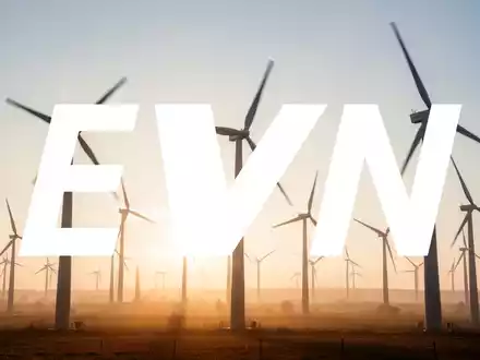 Windpark bei Sonnenaufgang, der erneuerbare Energien und eine positive Entwicklung im Energiesektor darstellt. - Foto: über boerse-global.de