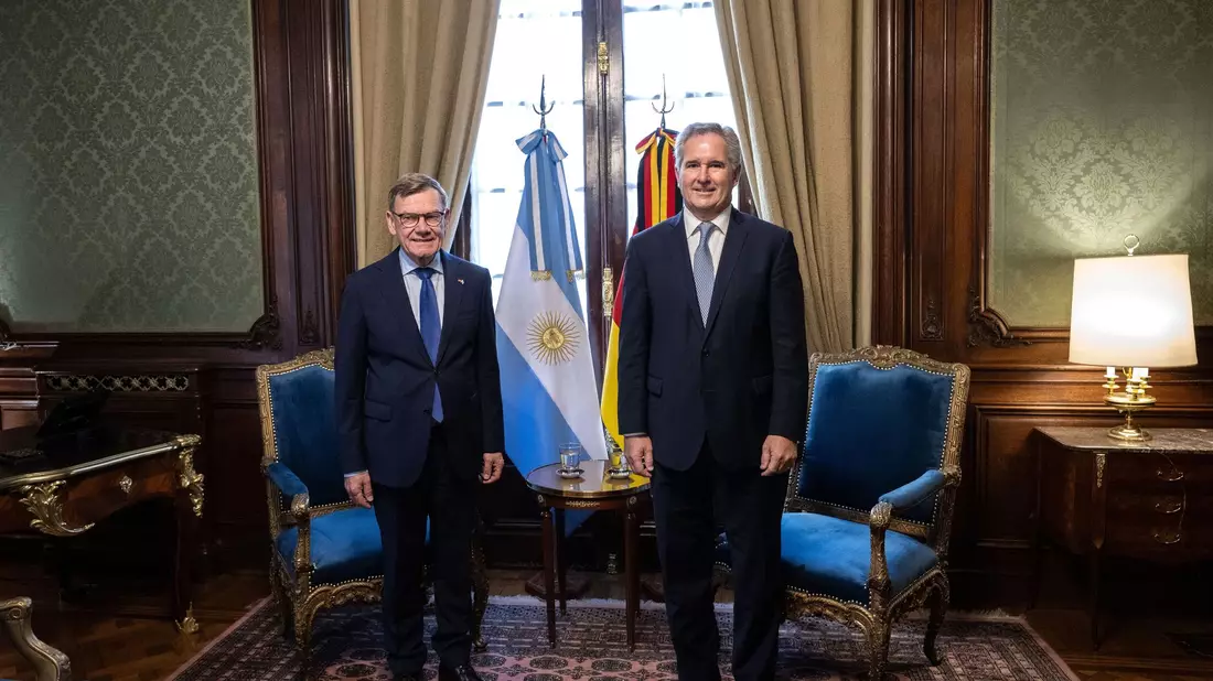 Außenminister Johann Wadephul (CDU, l.) beim Treffen mit seinem argentinischen Kollegen Pablo Quirno in der Hauptstadt Buenos Aires. - Bild: Boris Roessler/dpa