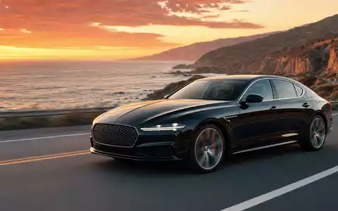 Schwarze Premium-Limousine auf kurvenreicher Küstenstraße bei Sonnenuntergang. Mercedes-Benz Group AG, ISIN DE0007100000 - Foto: THN