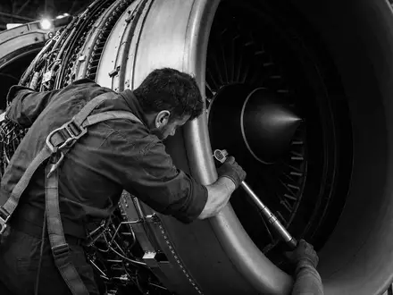 Mechaniker mit Drehmomentschlüssel arbeitet am Triebwerk. MTU Aero Engines AG, ISIN DE000A0D9PT0 - Foto: THN