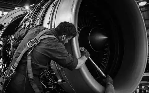 Mechaniker mit Drehmomentschlüssel arbeitet am Triebwerk. MTU Aero Engines AG, ISIN DE000A0D9PT0 - Foto: THN