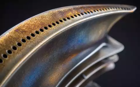 Extreme Makro-Nahaufnahme einer Titan-Turbinenschaufel mit Kühllöchern. MTU Aero Engines AG, ISIN DE000A0D9PT0 - Foto: THN