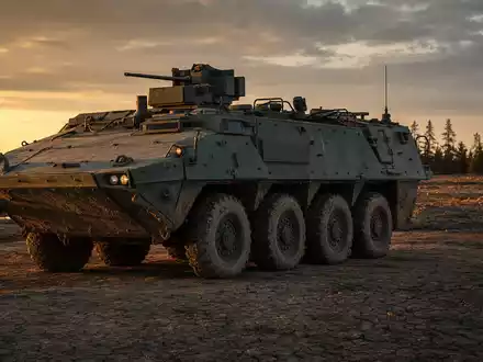 Rheinmetall AG (DE0007030009) zeigt einen gepanzerten Radpanzer im Dämmerlicht auf einem staubigen Truppenübungsplatz - Foto: THN
