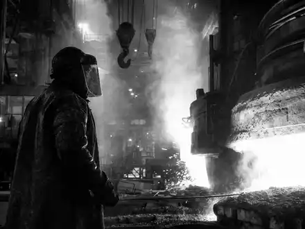 Rheinmetall AG (DE0007030009) Industriearbeiter am Schmelzofen, eine dokumentarische SchwarzweiĂ-Reportage aus dem deutschen Stahlwerk - Foto: THN