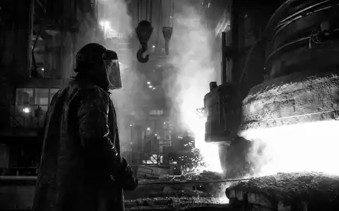 Rheinmetall AG (DE0007030009) Industriearbeiter am Schmelzofen, eine dokumentarische Schwarzweiß-Reportage aus dem deutschen Stahlwerk - Foto: THN