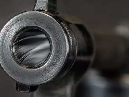 Rheinmetall AG (DE0007030009) Makroaufnahme einer fein gerillten Stahlstruktur einer generischen Geschützrohr-Mündung in extremer Nahaufnahme - Foto: THN