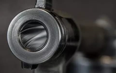 Rheinmetall AG (DE0007030009) Makroaufnahme einer fein gerillten Stahlstruktur einer generischen Geschützrohr-Mündung in extremer Nahaufnahme - Foto: THN