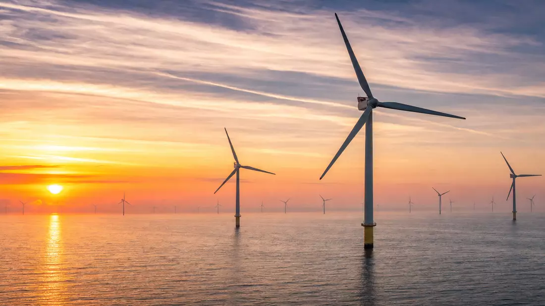 Offshore-Windpark in der Nordsee bei goldenem Sonnenaufgang, ruhige See, Panorama