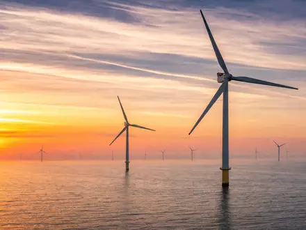 RWE AG (DE0007037129) Offshore-Windpark in der Nordsee bei goldenem Sonnenaufgang, ruhige See - Foto: THN