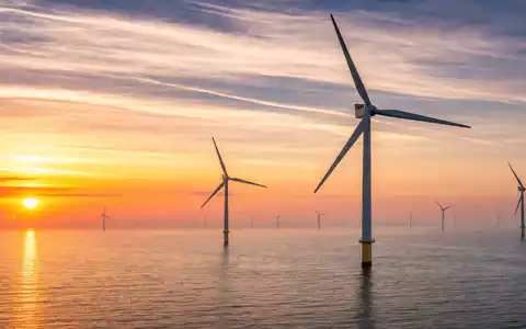 RWE AG (DE0007037129) Offshore-Windpark in der Nordsee bei goldenem Sonnenaufgang, ruhige See - Foto: THN