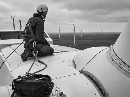 RWE AG (DE0007037129) Wartungstechniker auf einer Windrad-Gondel, dokumentarische Schwarzweiß-Reportage in luftiger Höhe - Foto: THN
