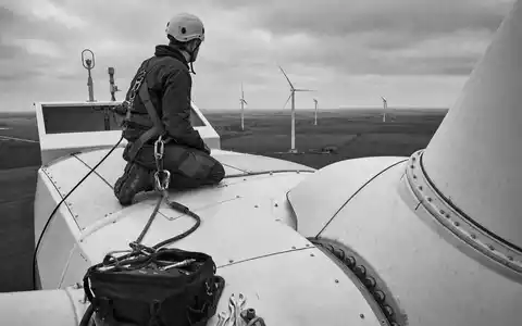 RWE AG (DE0007037129) Wartungstechniker auf einer Windrad-Gondel, dokumentarische Schwarzweiß-Reportage in luftiger Höhe - Foto: THN