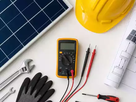 RWE AG (DE0007037129) Flatlay mit Solarzelle, Werkzeugen, Schutzhelm und Energiebauplan auf Holztisch - Foto: THN