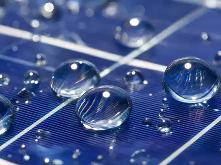 RWE AG (DE0007037129) Makroaufnahme eines Solarpanels mit feinen Wassertropfen auf glatter Oberfläche - Foto: THN