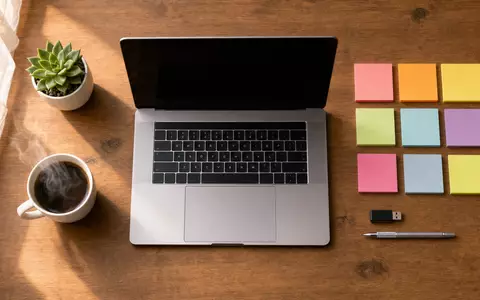 SAP SE (DE0007164600) Flatlay mit Notebook, Kaffeetasse, Sticky Notes und USB-Stick auf Holzschreibtisch - Foto: THN