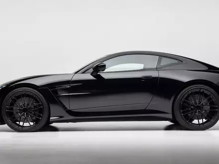 Porsche AG Sportwagen Coupé im Studio, ISIN DE000PAG9113, schwarze Karosserie, weiche Studiobeleuchtung - Foto: THN