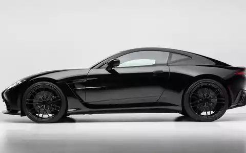 Porsche AG Sportwagen Coupé im Studio, ISIN DE000PAG9113, schwarze Karosserie, weiche Studiobeleuchtung - Foto: THN