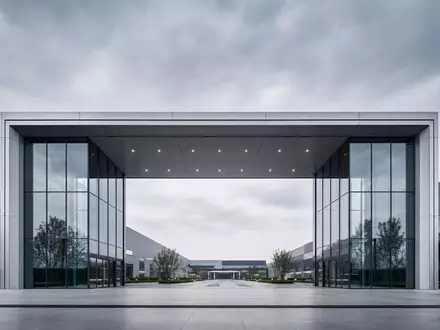 Porsche AG Werk DE000PAG9113 in Zuffenhausen: Eingangstor aus Glas und Stahl, modernistische Architektur - Foto: THN