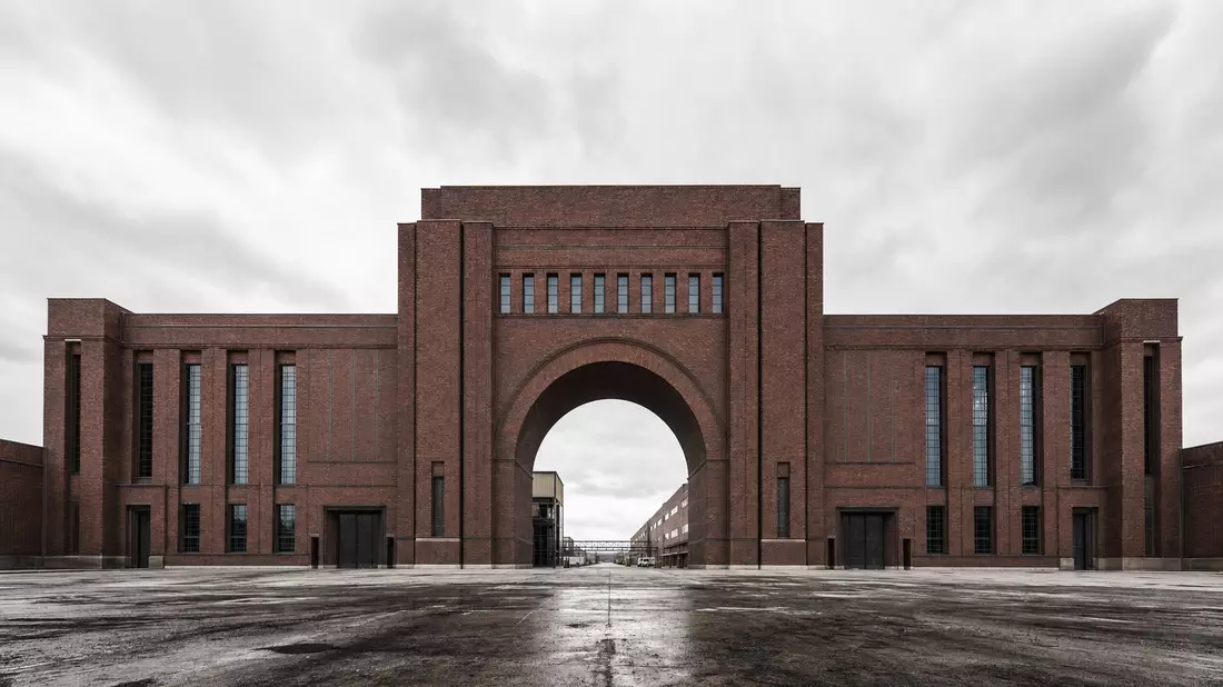 Monumentales Industrietor aus rotem Backstein mit großem Rundbogen