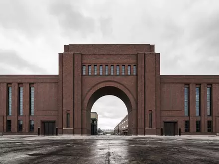 Volkswagen AG Vz (DE0007664039) – Monumentales Werkstor aus Backstein symbolisiert industrielle Stärke des Konzerns - Foto: THN