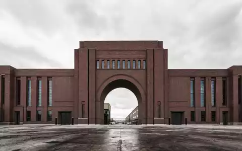 Volkswagen AG Vz (DE0007664039) – Monumentales Werkstor aus Backstein symbolisiert industrielle Stärke des Konzerns - Foto: THN