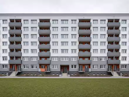 Vonovia SE DE000A1ML7J1 – modernisierter 70er-Jahre-Plattenbau in klarer Geometrie und neutralem Licht - Foto: THN
