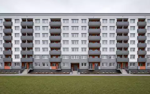 Vonovia SE DE000A1ML7J1 – modernisierter 70er-Jahre-Plattenbau in klarer Geometrie und neutralem Licht - Foto: THN